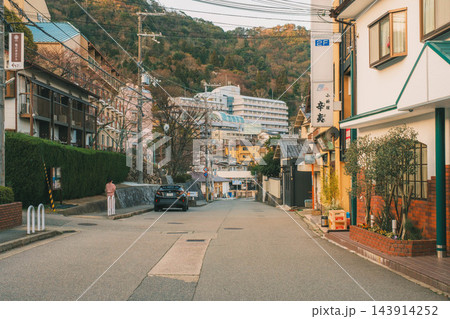 [有馬温泉]朝日の光が優しく包み込む！関西を代表する有名温泉街の風景 143914252