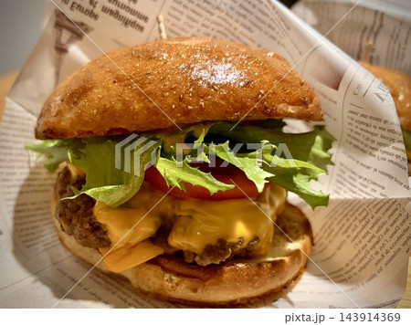 ハンバーガーとオシャレなハンバーガー 143914369