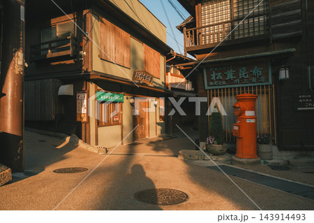 [有馬温泉]朝日の光が優しく包み込む！関西を代表する有名温泉街の風景 143914493