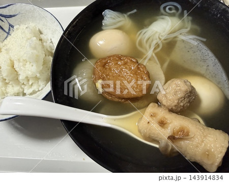 今秋初のおでんは鶏団子とちくわに盛り付けられ旨みと風味も抜群 今秋初のおでんは鶏団子とちくわに盛り付けられ旨みと風味も抜群 143914834