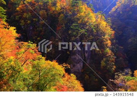 紅葉する山々 紅葉する山々 143915548