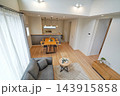 吹き抜けのあるリビングルーム 143915858