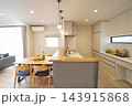 ペット同居型デザイナーズ住宅のお洒落なキッチン 143915868