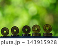 硬貨の上に置かれた小銭 143915928