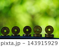 硬貨の上に置かれた通貨 143915929