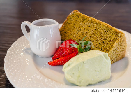 抹茶シフォンケーキといちご、アイスクリームのデザートプレート 143916104