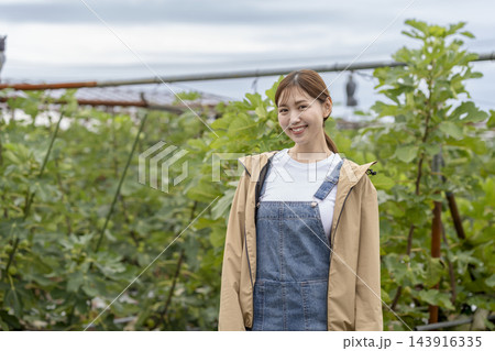 いちじく畑で微笑む農家の女性　カメラ目線 143916335