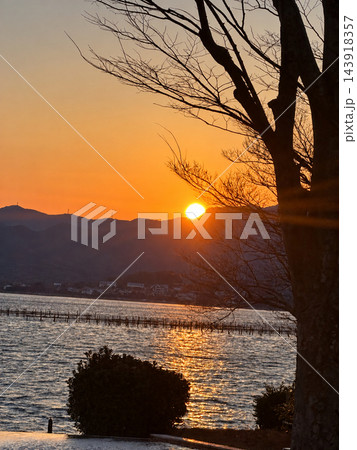 山並みの夕焼けと水辺 山並みの夕焼けと水辺 143918357