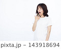 びっくり驚いている女性 143918694