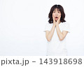 びっくり驚いている女性 143918698