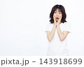 びっくり驚いている女性 143918699