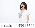 びっくり驚いている女性 143918744