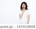 笑顔でびっくり驚いている女性 143918808