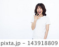 笑顔でびっくり驚いている女性 143918809