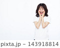 笑顔でびっくり驚いている女性 143918814