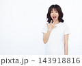 笑顔でびっくり驚いている女性 143918816