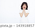 笑顔でびっくり驚いている女性 143918857