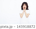 びっくり驚いている女性 143918872