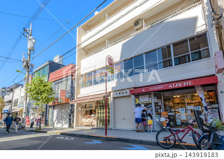 東京都世田谷区 三軒茶屋の茶沢通りに並ぶ商店と街並み 143919183