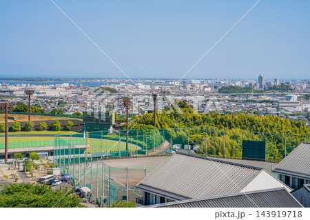 快晴の青空の下に広がる清水庵原球場と静岡市清水区の街並み・駿河湾の遠景(静岡県) 快晴の青空の下に広がる清水庵原球場と静岡市清水区の街並み・駿河湾の遠景(静岡県) 143919718
