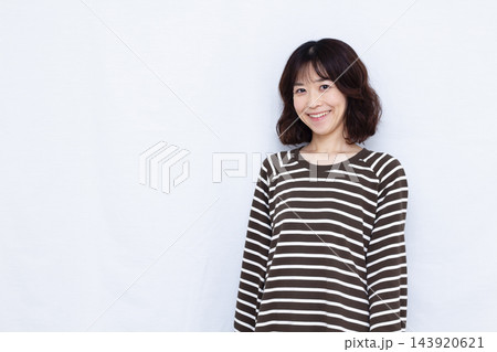 笑顔の女性 143920621