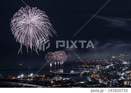 夏の夜空を彩る花火 <焼津海上花火2026> 夏の夜空を彩る花火 <焼津海上花火2026> 143920750