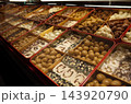 ドバイの市場に並ぶアラブの伝統菓子（ロクムやヌガー、糖衣ナッツ） 143920790