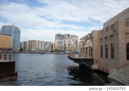 ドバイ・クリーク沿いの旧市街と水辺の風景 ドバイ・クリーク沿いの旧市街と水辺の風景 143920791