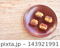 baked crispy walnut peel out arranging in plate on table 143921991