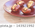 baked crispy walnut peel out arranging in plate on table 143921992