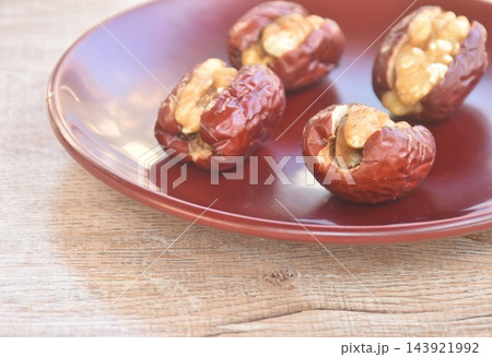 baked crispy walnut peel out arranging in plate on table baked crispy walnut peel out arranging in plate on table 143921992