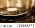 レコードに針が乗る瞬間（レコードプレーヤー） 143922275