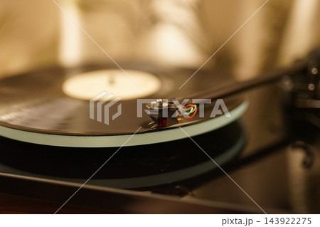 レコードに針が乗る瞬間(レコードプレーヤー) レコードに針が乗る瞬間(レコードプレーヤー) 143922275