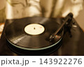 上から見たレコードプレーヤーと回るレコード盤 143922276