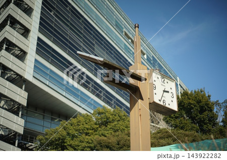 街路時計とガラス張りの高層ビル(新宿) 街路時計とガラス張りの高層ビル(新宿) 143922282