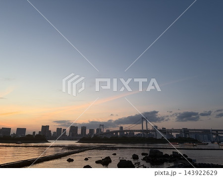 ブルーアワーの空と海 ブルーアワーの空と海 143922629