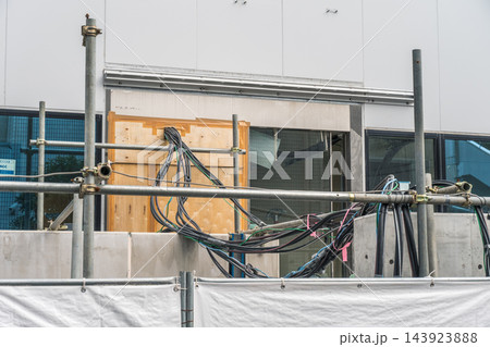 建設現場の仮囲いとケーブル 建設現場の仮囲いとケーブル 143923888