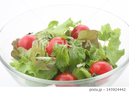 レタス色々と茎セロリとプチトマトのサラダ 143924442