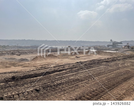 広大な採掘現場の赤土の地面の風景 広大な採掘現場の赤土の地面の風景 143926882