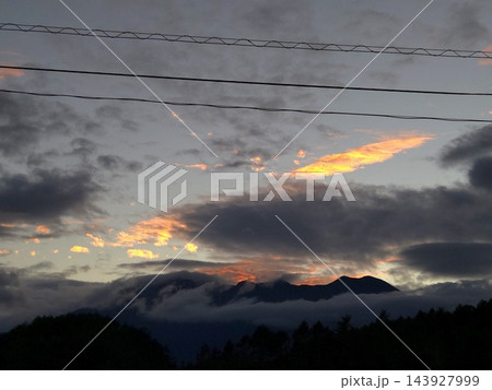 信州 御嶽山と夕焼け空 143927999