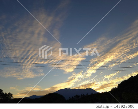 信州 御嶽山と夕焼け空 143928000