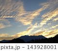 信州 御嶽山と夕焼け空 143928001