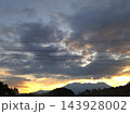信州 御嶽山と夕焼け空 143928002