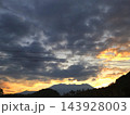 信州 御嶽山と夕焼け空 143928003