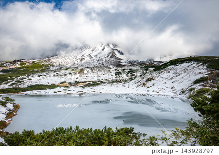 冠雪した旭岳と姿見の池 冠雪した旭岳と姿見の池 143928797