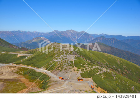 秋の乗鞍岳風景 北アルプスの峰々と乗鞍エコーラインを進む畳平シャトルバス 秋の乗鞍岳風景 北アルプスの峰々と乗鞍エコーラインを進む畳平シャトルバス 143929481