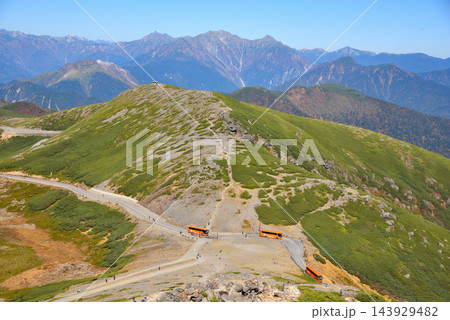 秋の乗鞍岳風景　北アルプスの峰々と乗鞍エコーラインを進む畳平シャトルバス 143929482