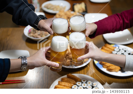 乾杯をする男女 乾杯をする男女 143930115