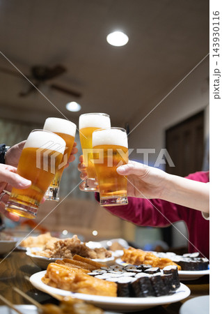 ビールで乾杯 143930116