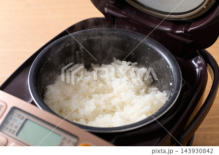 炊飯器で炊いたご飯 143930842